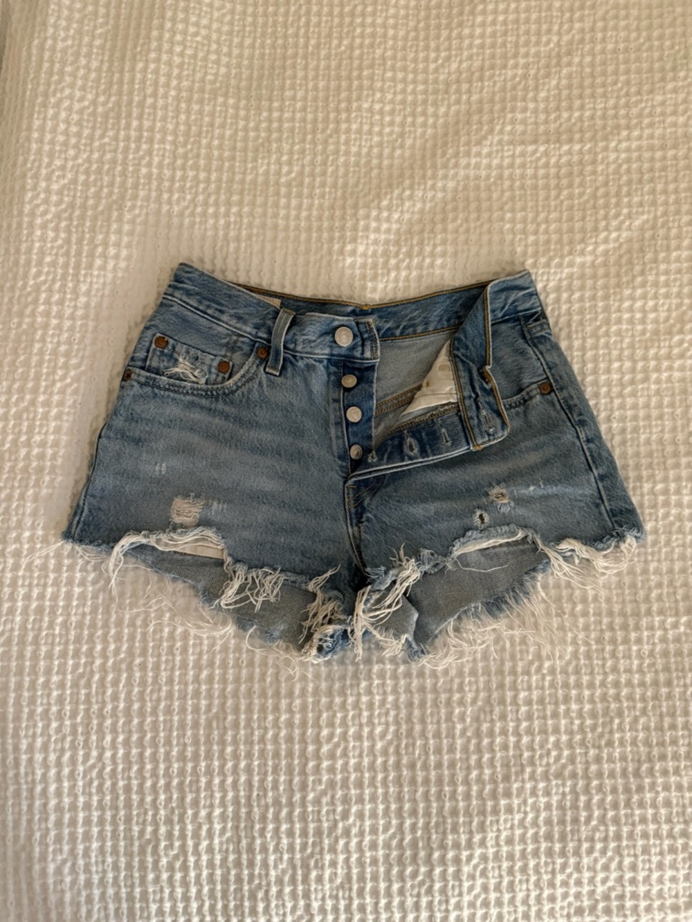 Mid Rise Distressed Levi’s Denim Short Size 25